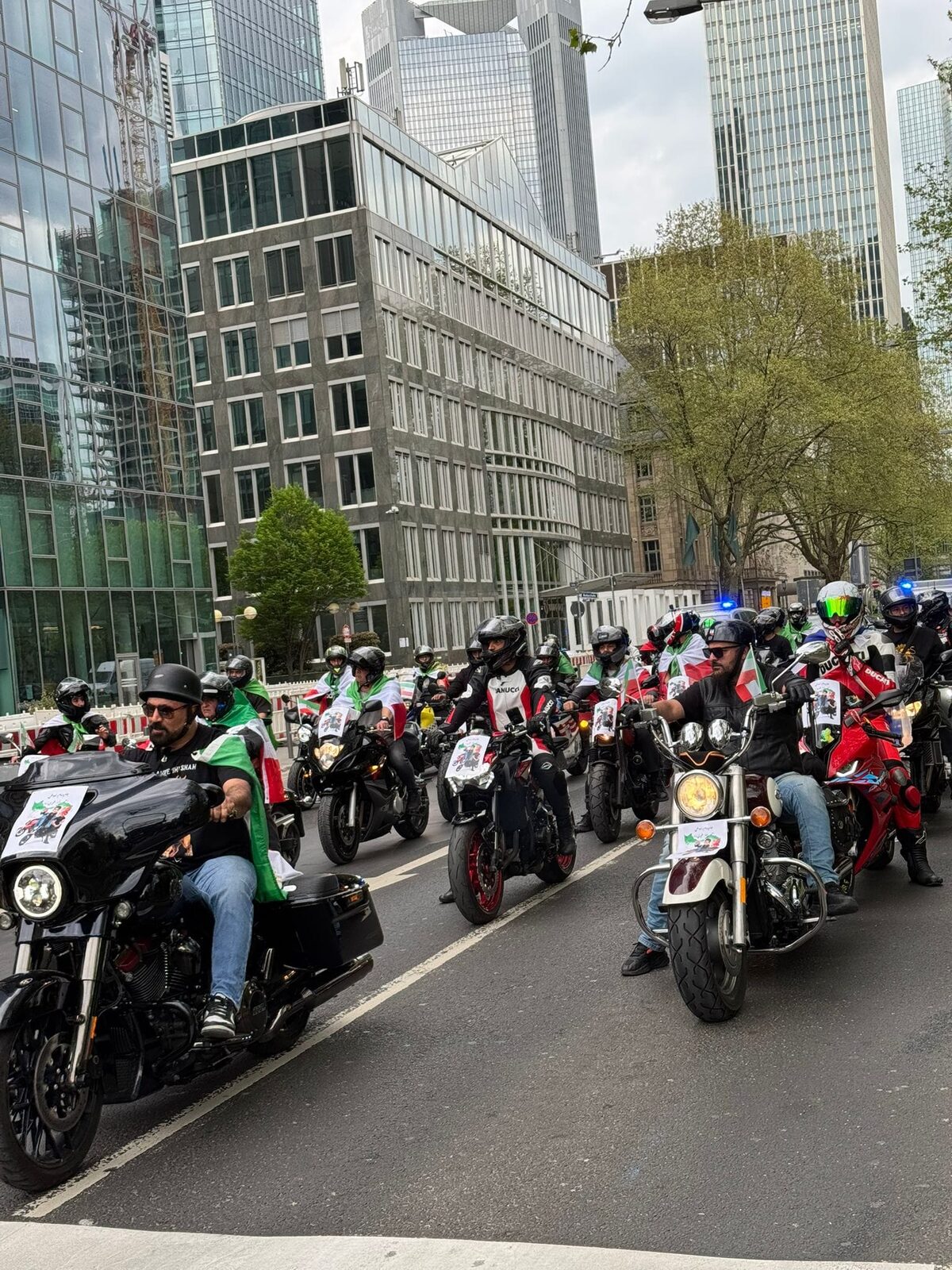 Große Ausfahrt der Iran Biker for Freedom durch das Frankfurter Bankenviertel