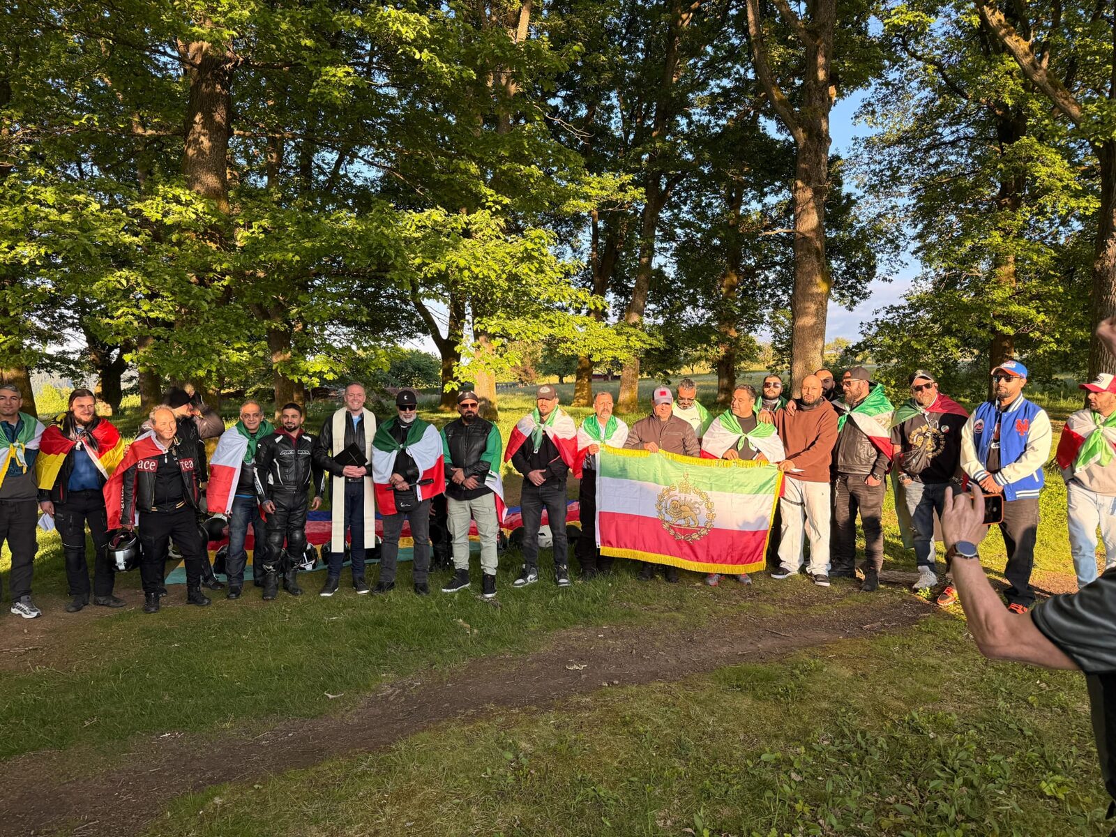 Gruppenfoto der Iran Biker for Freedom mit historischer Löwen-Sonne-Flagge