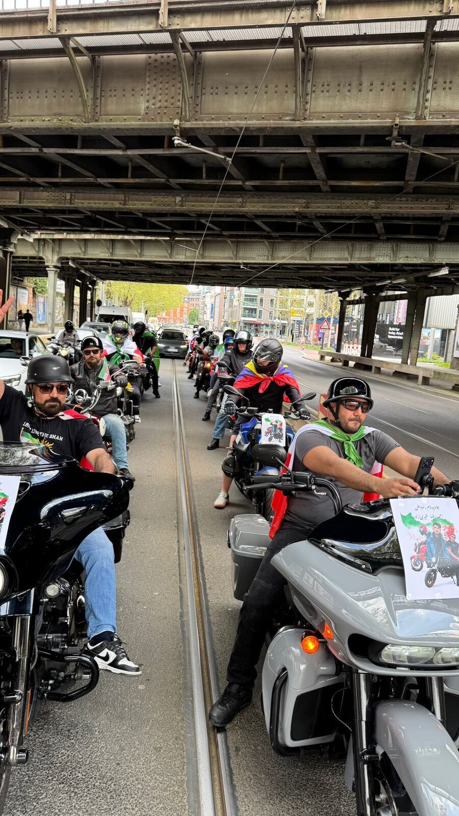 Konvoi der Iran Biker for Freedom unter einer Eisenbahnbrücke