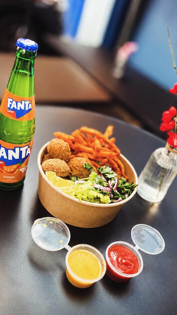 Falafel-Teller mit hausgemachten Saucen