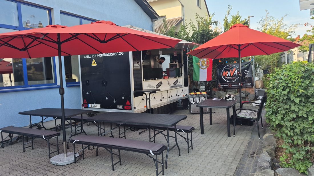 MAVA Foodtruck mit Sitzplätzen im Freien