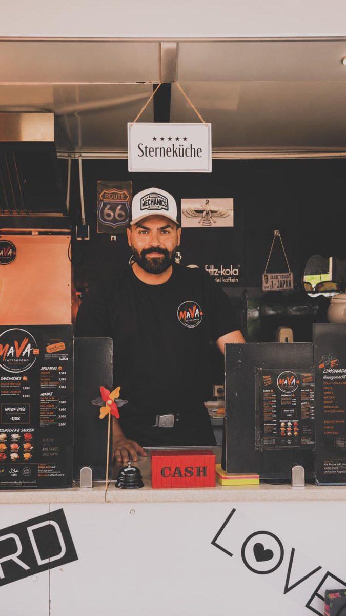 Inhaber Maziyar im MAVA Foodtruck in Nauheim
